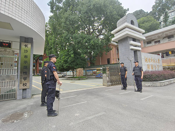 湖南師范大學附屬小學隊員執勤風采